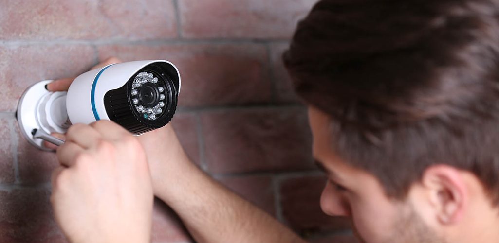 Montaż kamery monitoringu na ścianie budynku Monitoring wizyjny – oczy tam, gdzie Cię nie ma
